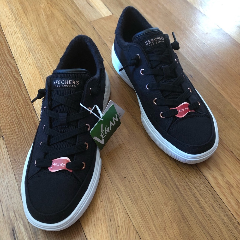 Skechers Black Sneakers with Arch Fit. Size 8.